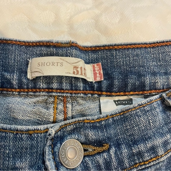 Levi 515 Women's Size 12 Blue Denim Shorts Distressed Light Wash Summer 4 inch - Picture 3 of 11